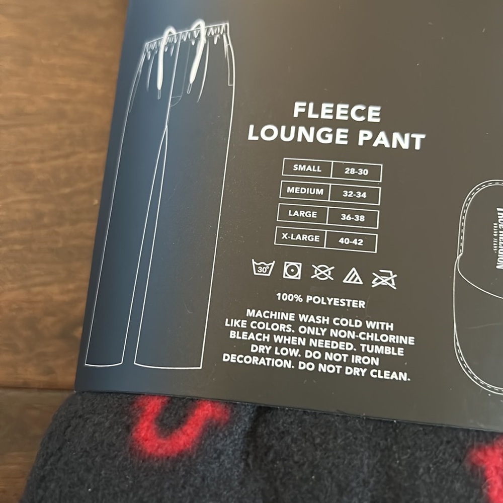 NWT True Religion Men’s 2 Pc Set Loungewear Pants & Slippers Black red - Picture 3 of 5